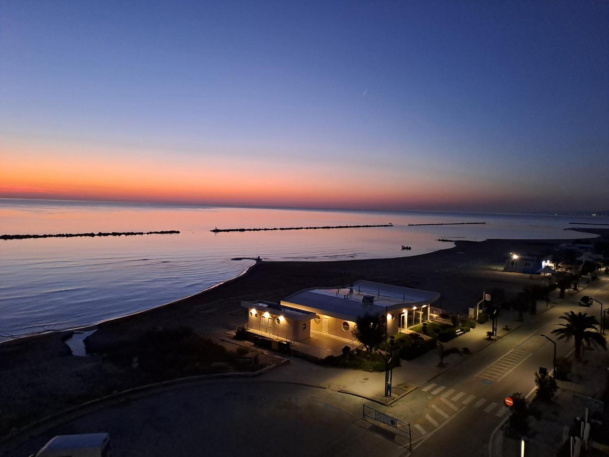 Apartamento Attico Fronte Mare Martinsicuro Exterior foto