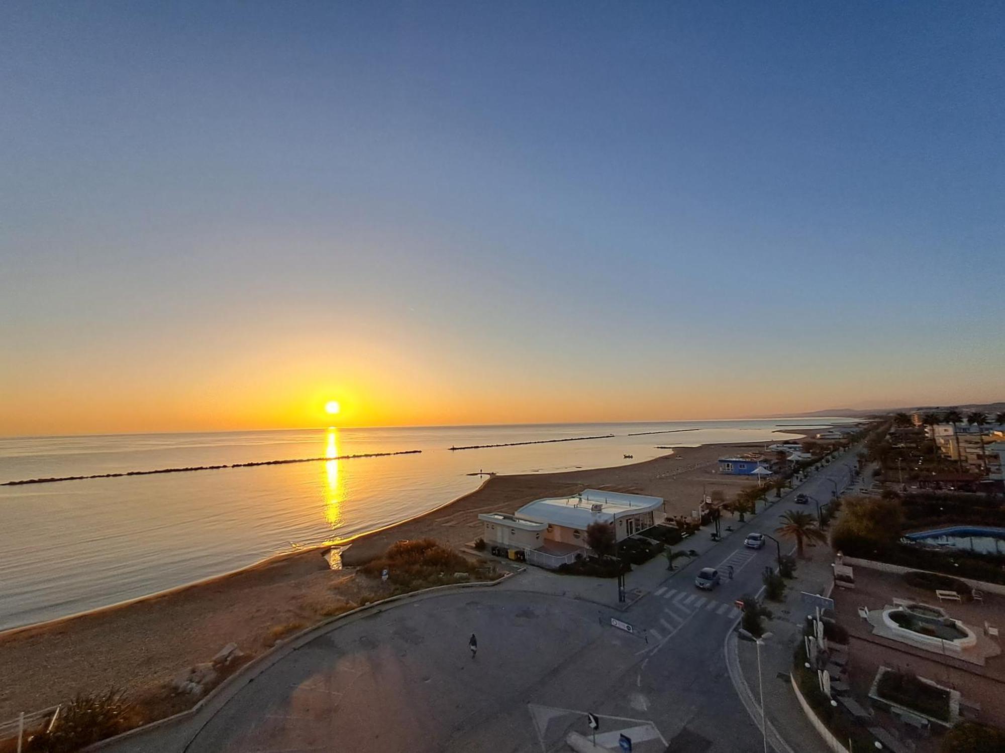 Apartamento Attico Fronte Mare Martinsicuro Exterior foto